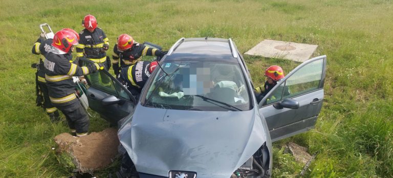Doi răniţi după ce s-au izbit cu maşina într-un cap de pod (video)