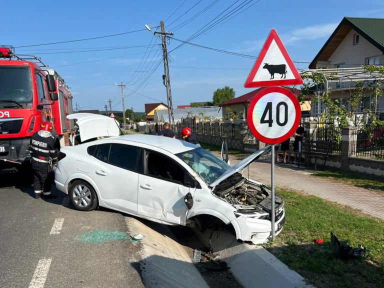 Bărbat rănit după un accident grav. Salvatorii au fost alertaţi prin e-call