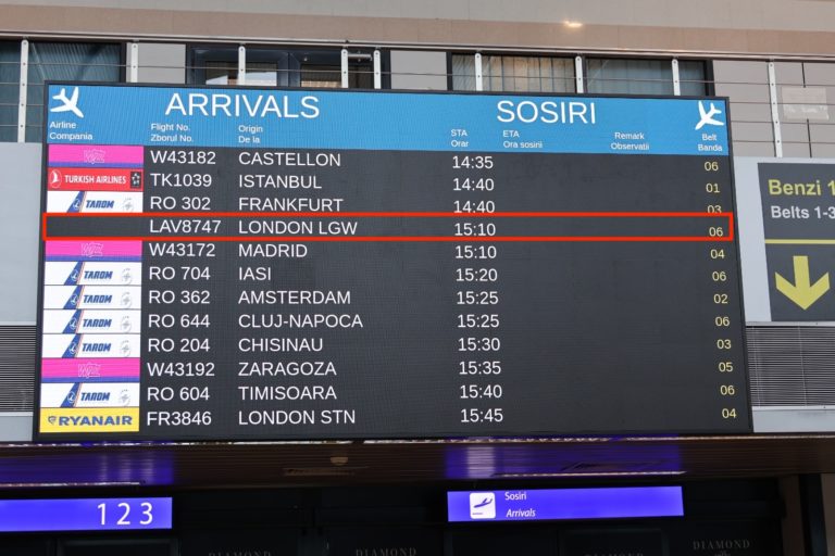 Mii de români, deportați pe Otopeni cu avioane „fantomă”, după ce au fost încarcerați în centre pentru migranți în Marea Britanie