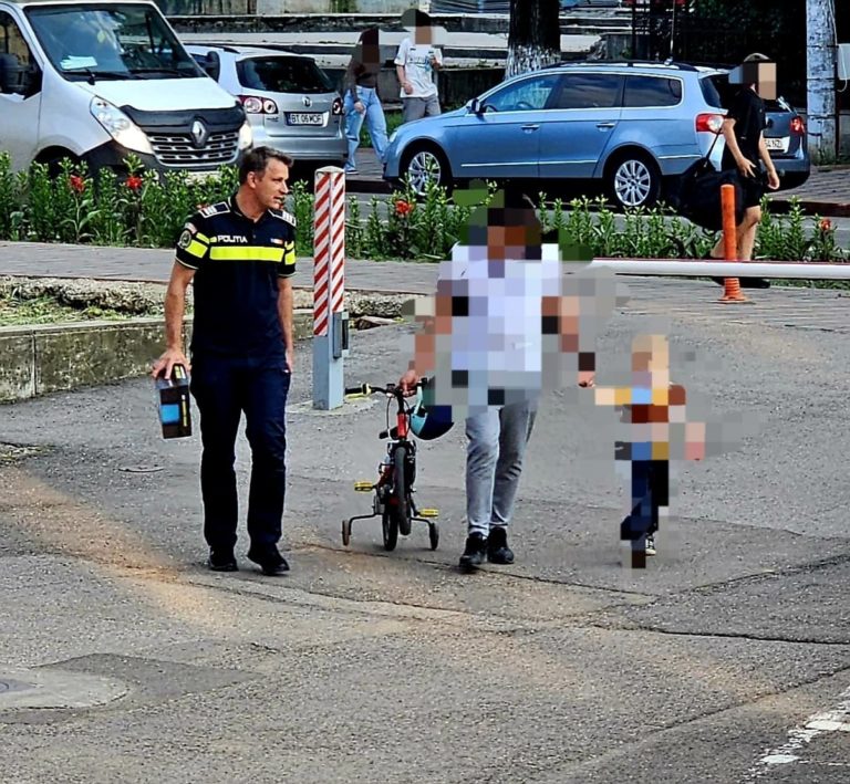 Copil de 3 ani, pierdut în Parcul Eminescu. A intervenit un poliţist