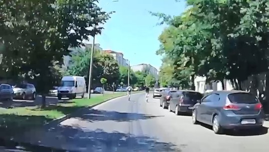 Trotinetarii fac raliu pe străzi după regulile proprii.