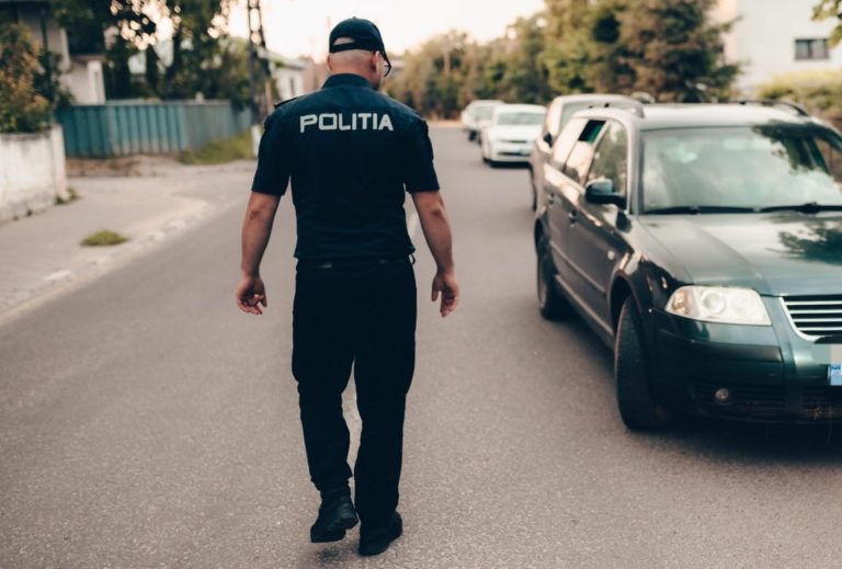 A vrut să păcălească poliția, dar a ajuns în arest. Șofer fără permis, reținut după ce și-a dat o identitate falsă