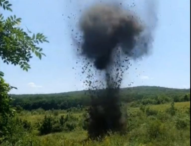 Explozie controlată la Copălău! Aproape 1.000 de elemente de muniție, neutralizate de pirotehniști (VIDEO)