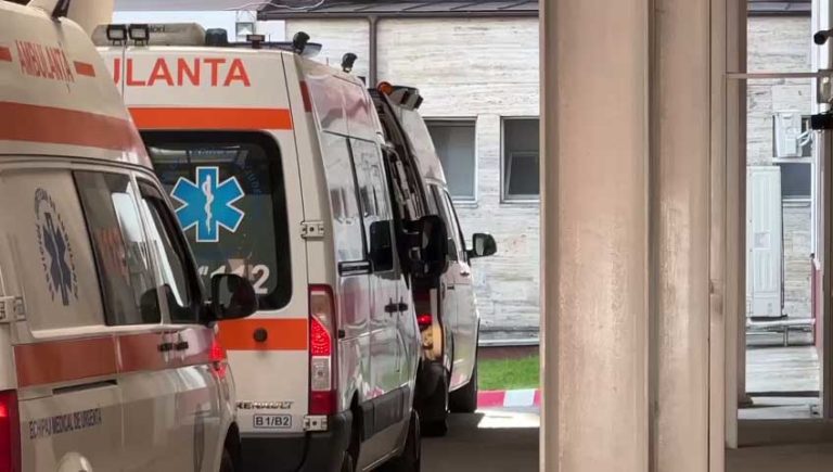 Aglomerație de ambulanțe la spital. E semn că se încălzește.