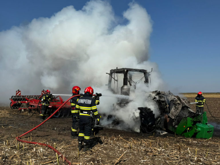 Tractor transformat într-o torță uriașă, pe un câmp din județ