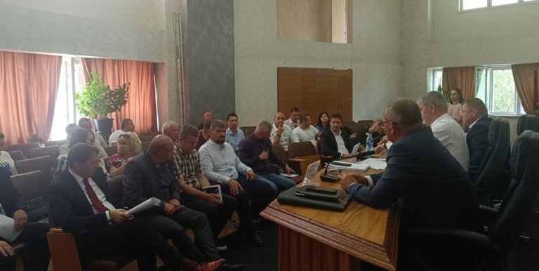 Politica seacă județul. Consilierii PSD și AUR blochează proiectul pentru apă și infrastructură agricolă