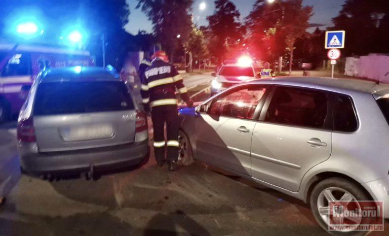 Femeie rănită după un accident violent în giratoriu