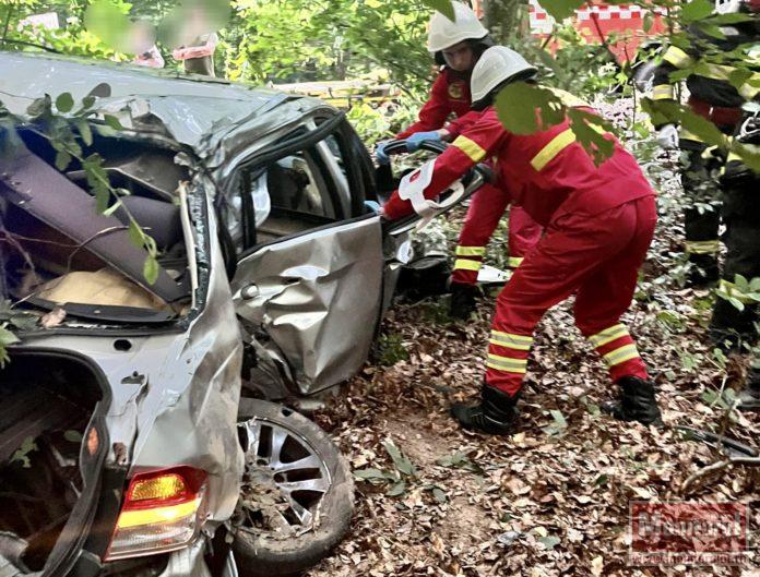 Tineri răniți grav într-un BMW făcut praf. Unul este în comă