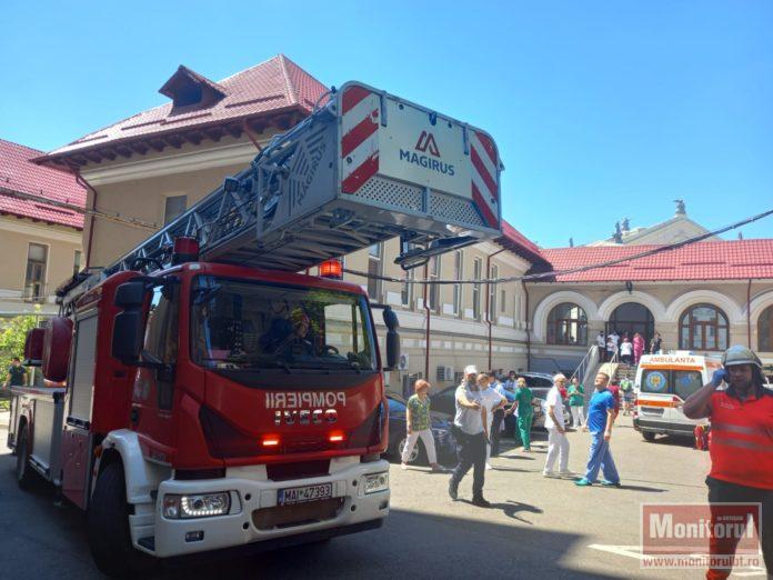 Mămici din Botoșani în pericol. Cea mai mare maternitate din Moldova evacuată din cauza unui incendiu (VIDEO)
