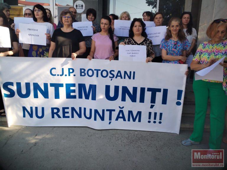“Suntem uniți, nu renunțăm!”. A treia zi de proteste la Casa de Pensii (VIDEO)