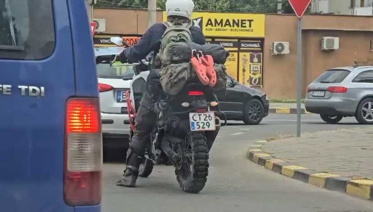 Motocicliştii sunt de fapt nişte sensibili. Iar când îşi dau jos bocancii merg numai bine nişte saboţi portocalii.