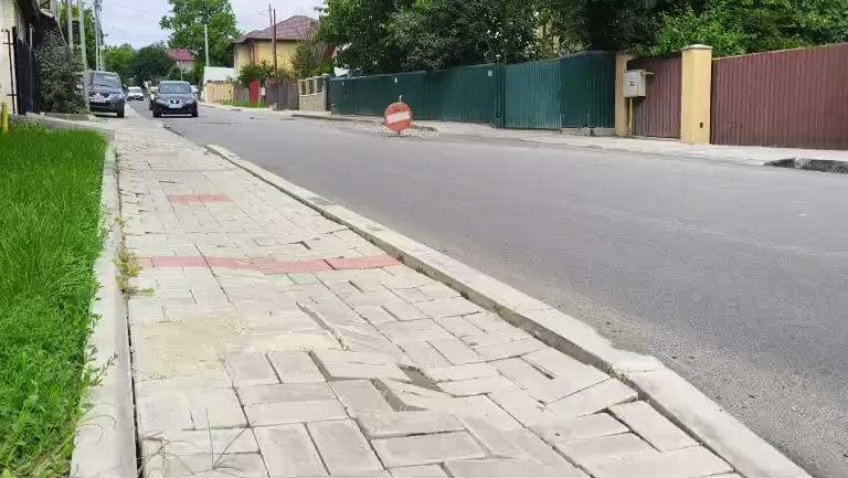 Pe strada Bucovina spre Curteşti se mai poate circula cu maşina doar pe trotuar. Şi e stradă nou-nouţă, abia asfaltată, să fim bine înţeleşi.
