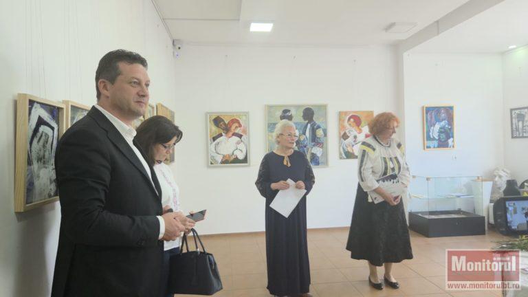 „Suprapuneri estetice” la Galeriile „Ștefan Luchian” – Ia românească, sursă de inspirație pentru 16 artiști contemporani (VIDEO)