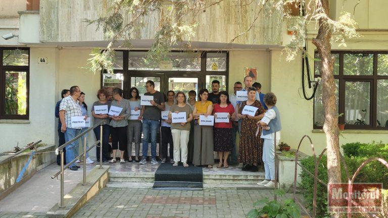Protest în fața instituțiilor de mediu din Botoșani. „Lucrăm de luni de zile într-o stare de incertitudine totală” (VIDEO)