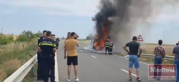 Microbuz în flăcări pe un drum din judeţ (VIDEO)
