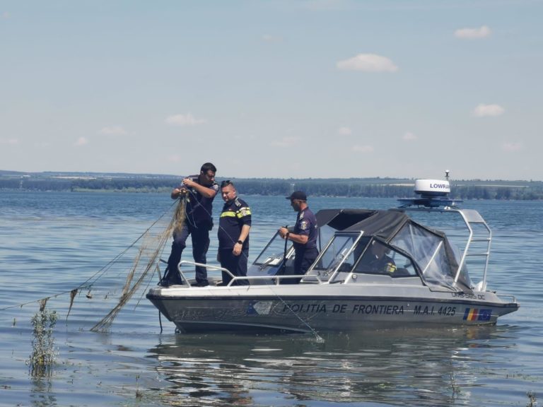 Braconaj pe lacul Stânca-Costești: Plase ilegale confiscate de poliţişti