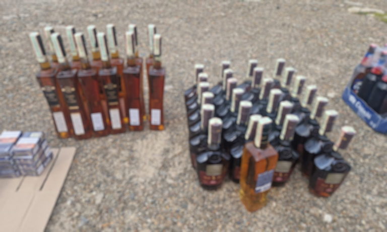 Țigări și alcool „fără acte”, descoperite la control. Polițiștii de frontieră au aplicat amenzi de 10.000 de lei