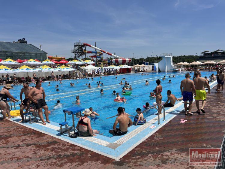 Cornişa Aqua Park luat cu asalt de turiști în weekendul canicular: "Un remediu excelent împotriva căldurii" (VIDEO)