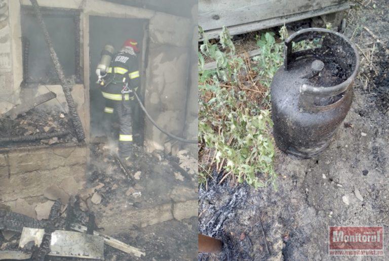 Bătrână sub cerul liber după un incendiu devastator