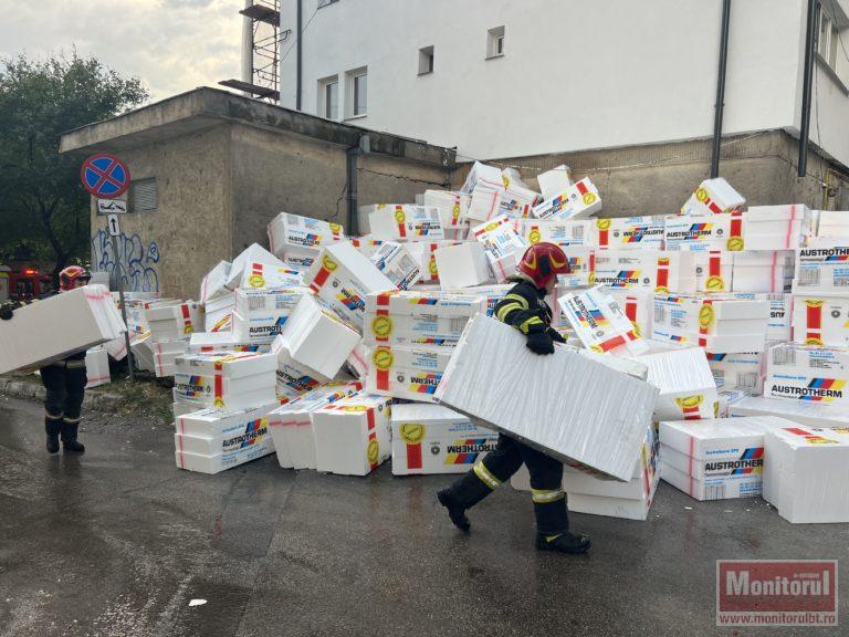 Ravagii făcute de furtună la un bloc în reabilitare. “Valuri” de polistiren pe străzi (VIDEO)