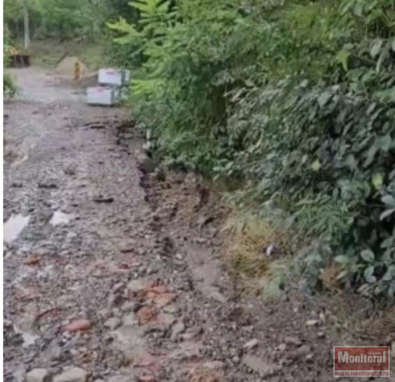 Aşa arată strada Grigore Antipa din Botoşani după ploi. Exemplu de manual despre cum se îngroapă bani în lucrări gândite prost din start.