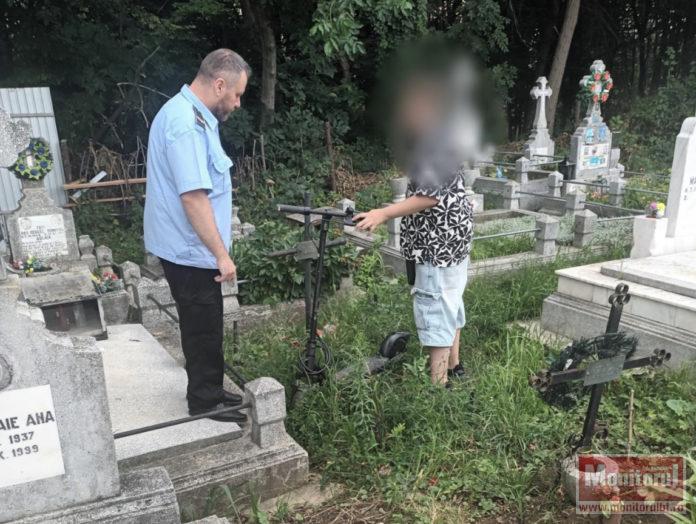 Singur printre cruci. Copil pierdut în cimitir, găsit rănit și deshidratat