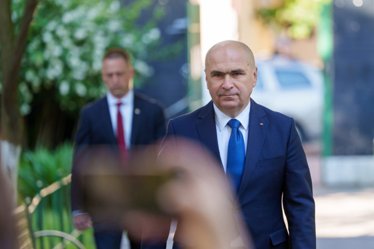 Împotriva lui Bolojan se strânge o armată. Beneficiarii privilegiilor nu vor ceda