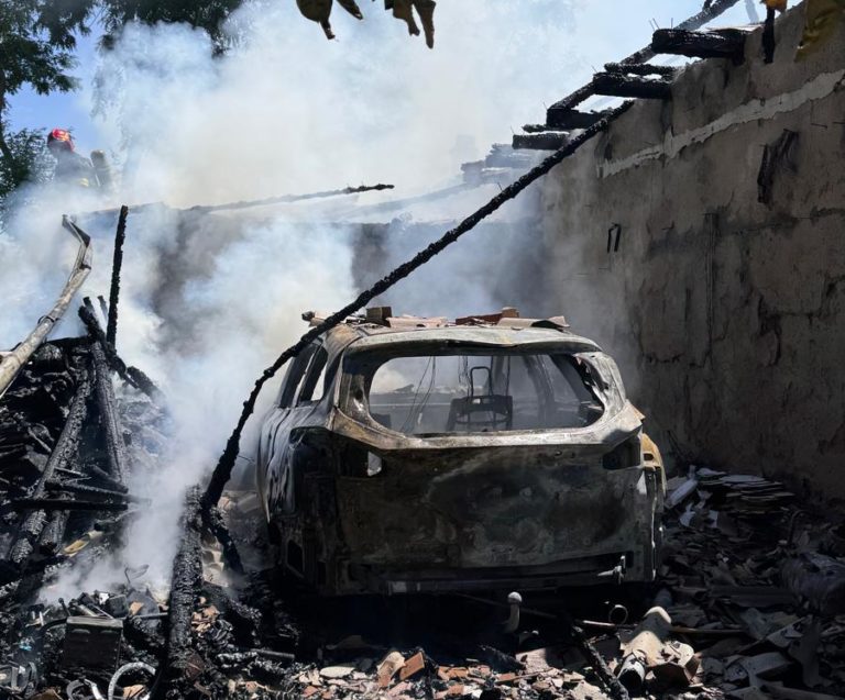 Garaj în flăcări la Mileanca! O mașină și mai multe bunuri, mistuite de incendiu