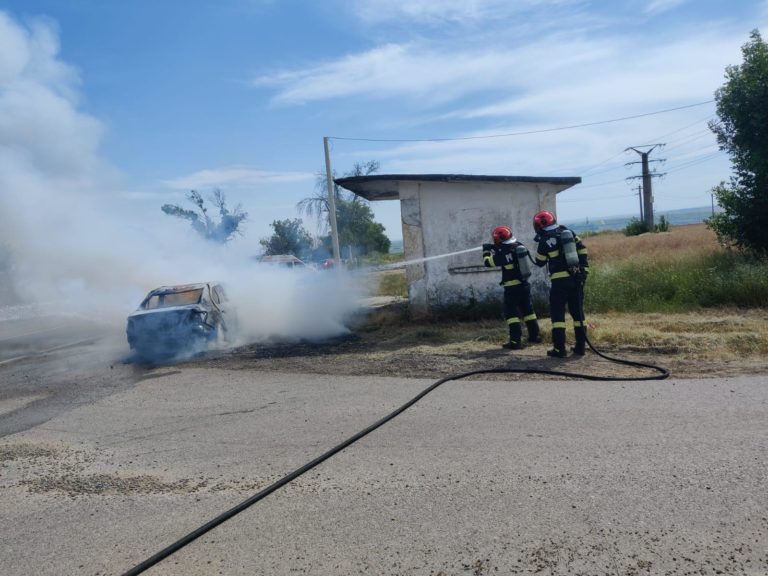 Mașină cuprinsă de flăcări pe DN 29, în apropiere de Mihai Viteazu. Șoferul și pasagerii au scăpat la timp