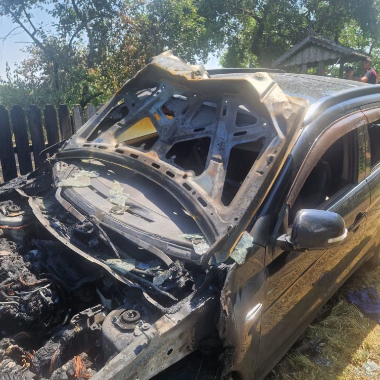 Autoturism cuprins de flăcări din cauza unui foc aprins pentru arderea vegetației uscate