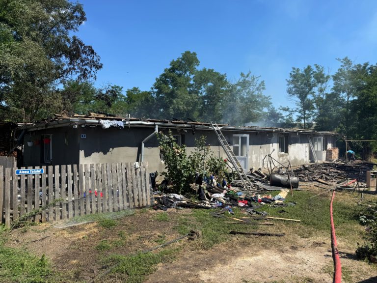 Incendiu devastator la Cernești. Cauza probabilă – panourile fotovoltaice