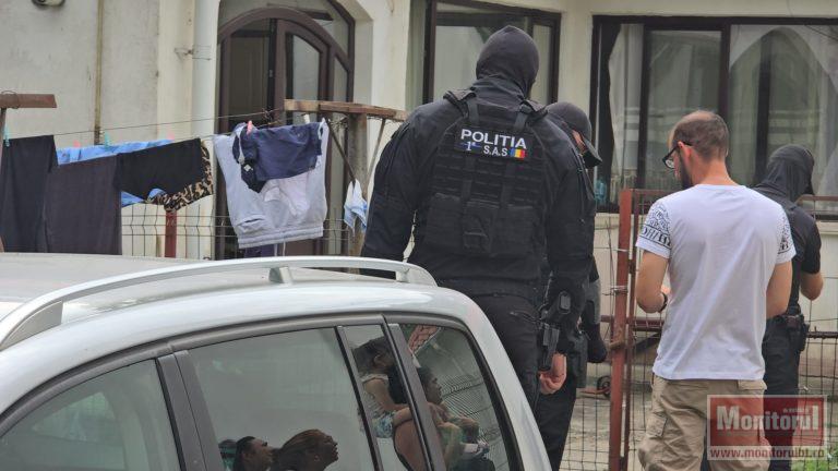 Tânăr de 18 ani, reținut de DIICOT Botoșani pentru trafic de droguri de mare risc. Doze pregătite pentru vânzare, descoperite în locuință