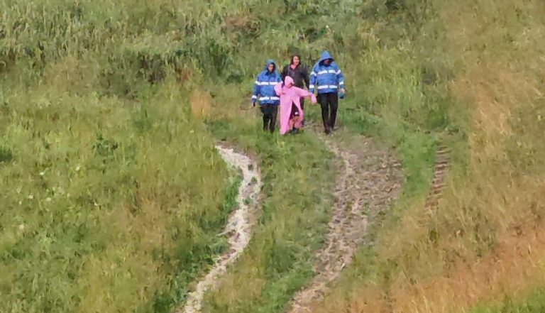 Salvați din calea furtunii. Mamă și copil recuperați de jandarmi din vârful muntelui