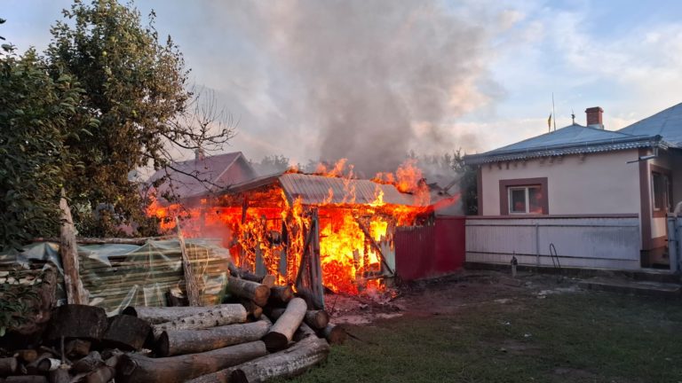 Gospodărie cuprinsă de flăcări. Două anexe distruse și pagube importante produse de un posibil scurtcircuit
