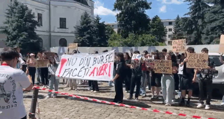 Elevii bursieri sunt primii la învăţătură, dar şi la proteste. Se antrenează pentru că o să fie mult de ieşit în stradă în ţara asta.