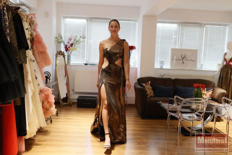 Botoșăneanca Simona Radiș străluceşte la Bucharest Fashion Week: „o siluetă de zeiță”