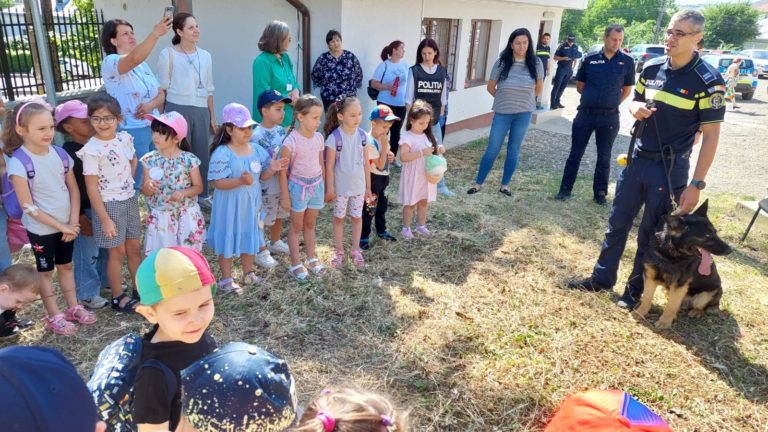 „Siguranța nu ia vacanță” – lecții de prevenire cu zâmbetul pe buze pentru micuții din Dorohoi