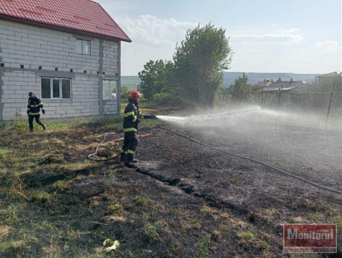 Pompierii continuă lupta cu flăcările în judeţ