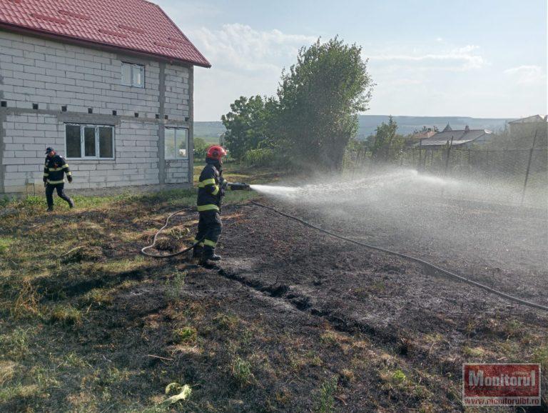 Pompierii continuă lupta cu flăcările în judeţ