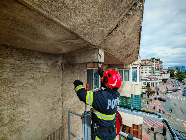 Pericol pe Calea Națională! Tencuiala unei clădiri risca să cadă peste trecători