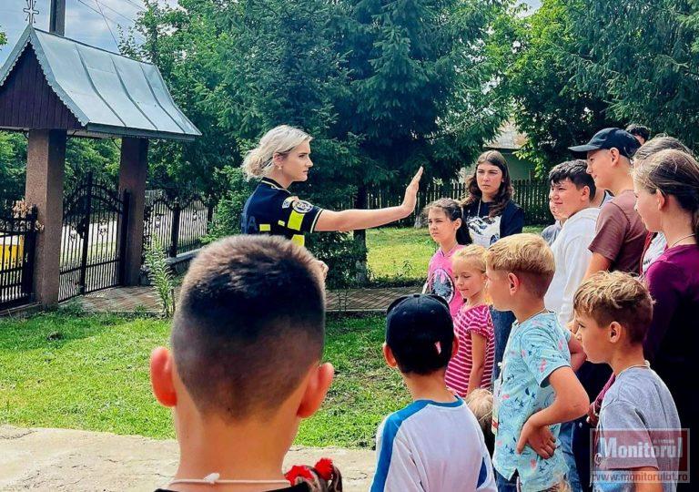 Copilăria nu e de vânzare! Peste 400 de copii din Botoșani învățați cum să se ferească de abuzuri și trafic de persoane