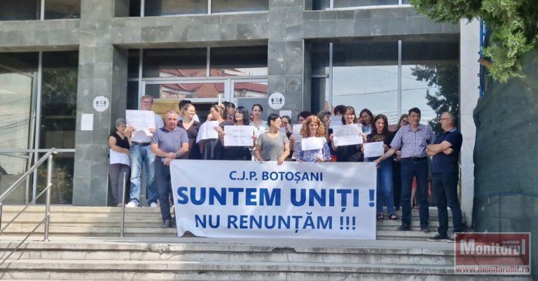 Protestele continuă la Casa de Pensii Botoșani. Zeci de angajați în fața instituției (VIDEO)