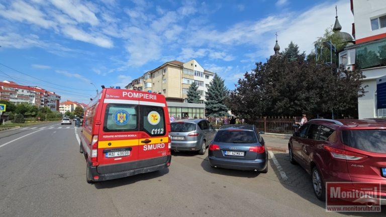 Slujbă întreruptă de un moment de panică: femeie luată de ambulanță din curtea bisericii (VIDEO)