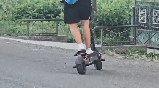 Adolescenţi la locul unei tragedii, după ce un minor a fost victima unui grav accident de trotinetă.