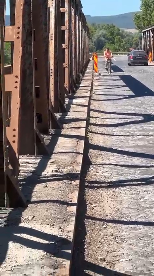 Podul peste Siret dintre Vârfu Câmpului şi Zvoriştea, în aşteptarea reabilitării.