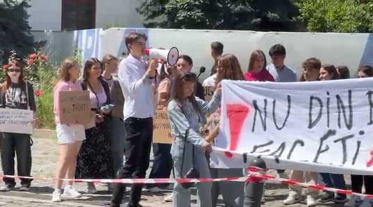 Elevii afectaţi de reforma burselor arată că ştiu şi cu protestele.