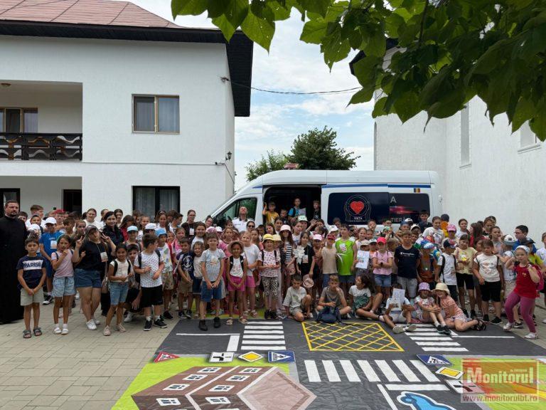 Vacanță cu lecții de viață. Sute de copii din Botoșani, învățați de polițiști cum să se ferească de pericole