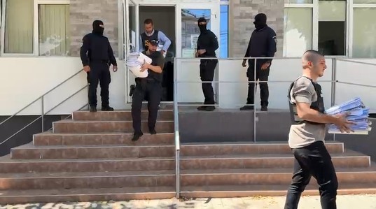 Cum se scot probele în dosarul miilor de buletine româneşti obţinute cu acte false.