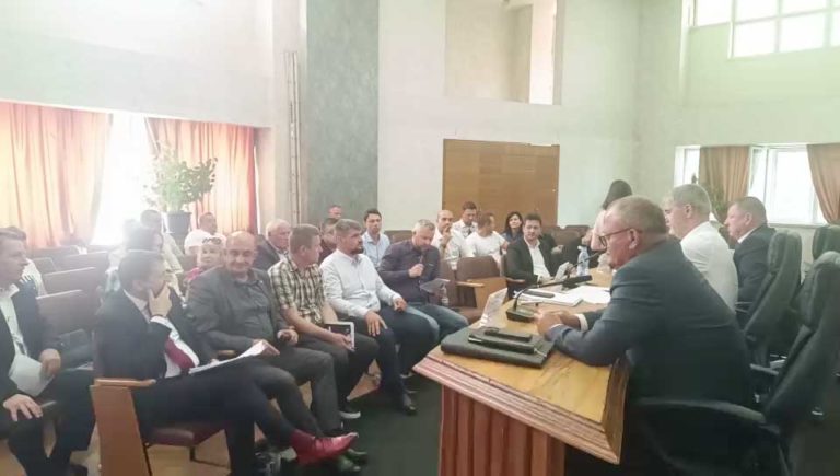 Noi avem reţele pluviale bune, problema e că uneori plouă prea mult. Deci vinovat e Cel de Sus când se rup străzile abia asfaltate.