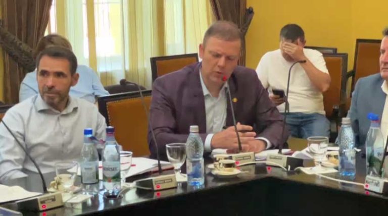 Consilierul Marian Murariu îi explică primarului că pe şantier nu merge cu vorbe ca-n politică. Pentru că te poţi trezi că străzi abia asfaltate se rup.